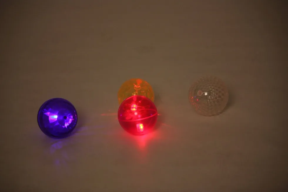 Aistipallot LED-valolla, 4 kpl