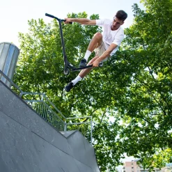 Micro Ramp -stuntpotkulauta – Musta