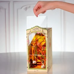 Minimaailma kirjahyllyyn - Floral Corner