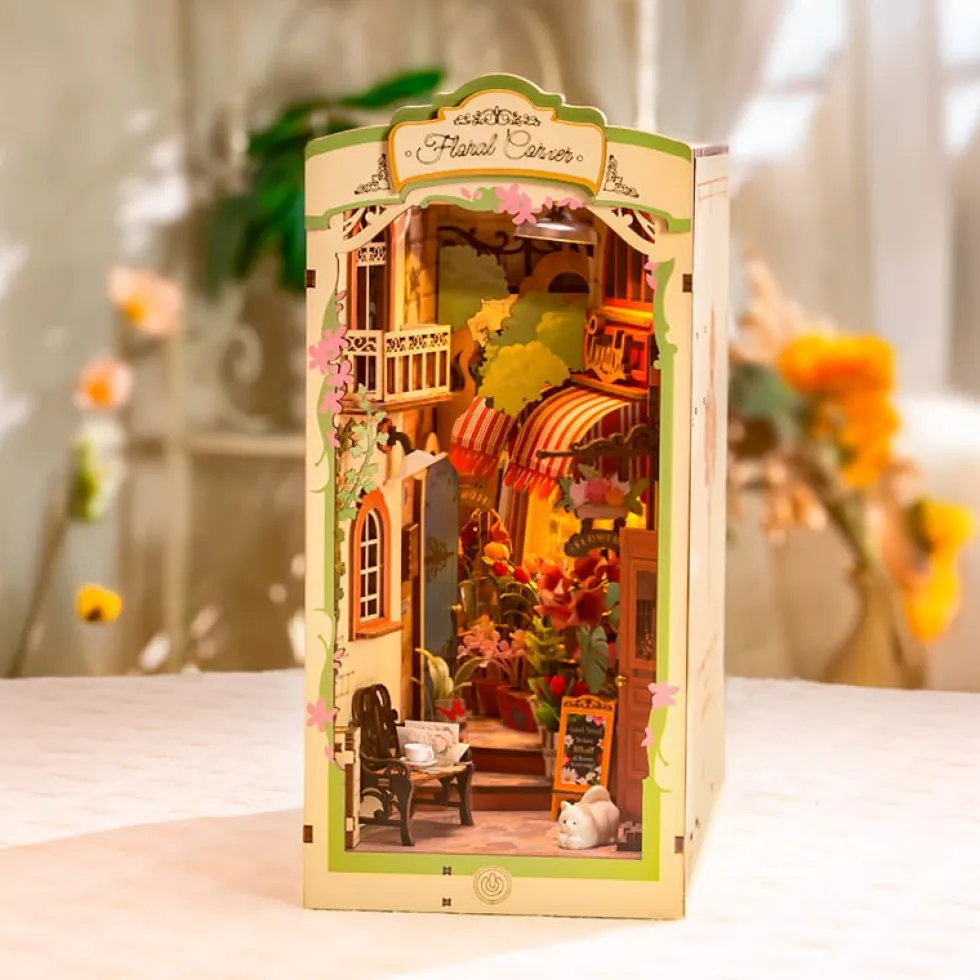 Minimaailma kirjahyllyyn - Floral Corner
