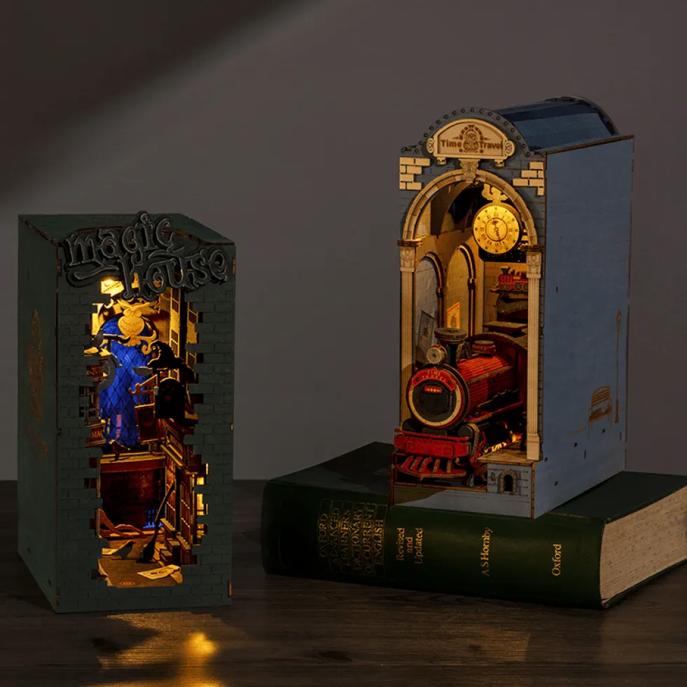 Minimaailma kirjahyllyyn - Magic House