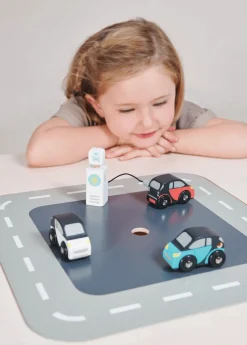 Sähköautot ja latauspiste, 3 kpl